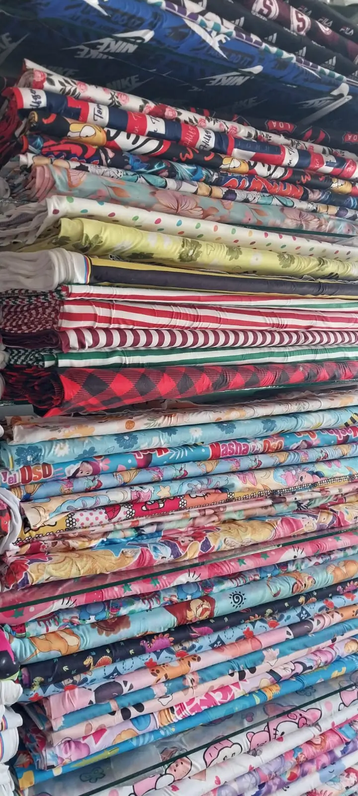 Variedad de telas y materiales en Telas y Pasamanería Adriana